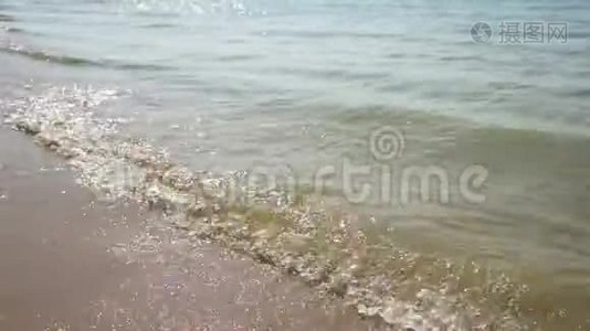 沙滩上的海浪。视频