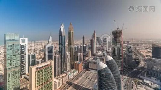 在阿联酋迪拜，谢赫扎耶德路和DIFC航空时间的建筑物的天际线视图。视频