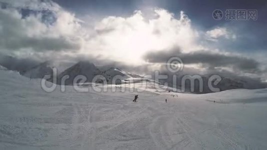 晴天滑雪。 休闲活动。视频
