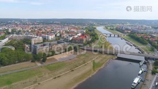 德累斯顿，德国-六月，2019年：德累斯顿历史市中心的空中全景无人机景观。视频