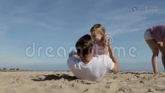 一家人一起在海滩上玩耍视频