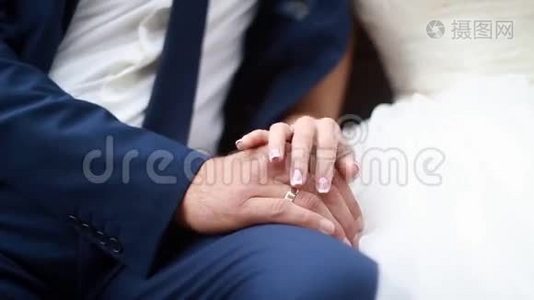 新郎新娘手中的结婚戒指视频