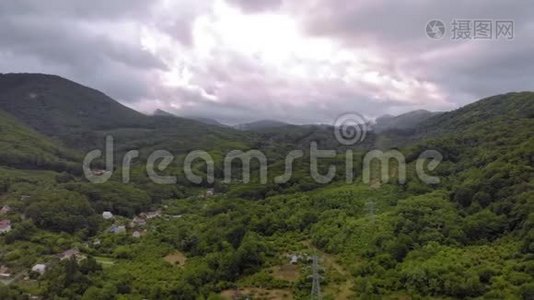 在山峡里飞行。 航空测量视频