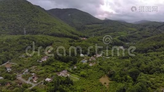 在山峡里飞行。 航空测量视频