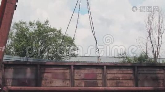 龙门吊从货车上卸下型材管道，在仓库装载金属，大型龙门吊视频