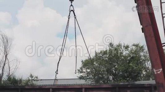 龙门吊从货车上卸下型材管道，在仓库装载金属，大型龙门吊视频