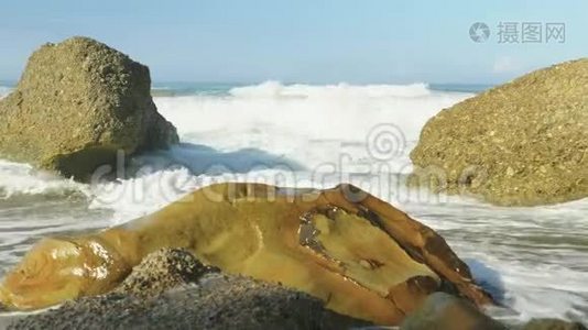 蓝色大西洋海浪在狂野的岩石海滩视频