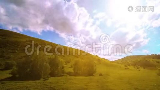 夏季的山地草甸时间流逝. 云，树，绿草和太阳光的运动..视频