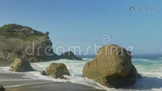 蓝色大西洋海浪在狂野的岩石海滩视频