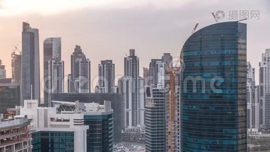 迪拜商务海湾塔日落时空中时间。视频