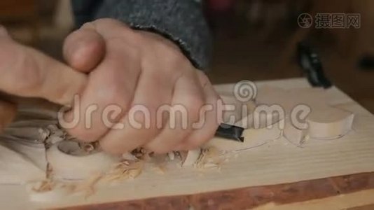 手工打磨木制装饰物品，装饰元素，视频