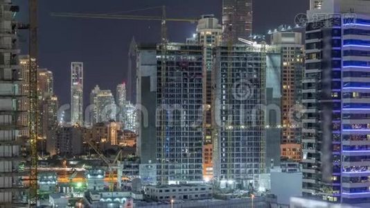 在迪拜用起重机夜间延时建造的空中景观。视频