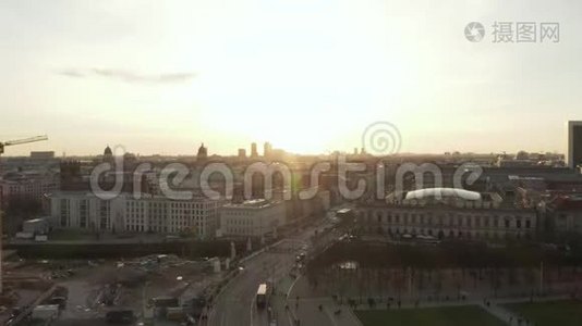 艾琳：在柏林市中心的欧洲街道上倾斜，日落的阳光很美视频