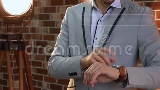 人类使用智能手表全息图成为合作伙伴视频