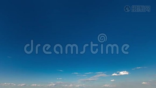 天空云。 灯光背景下蓝色空中景观。 空背景场景。 全景。 天空蓝色背景视频