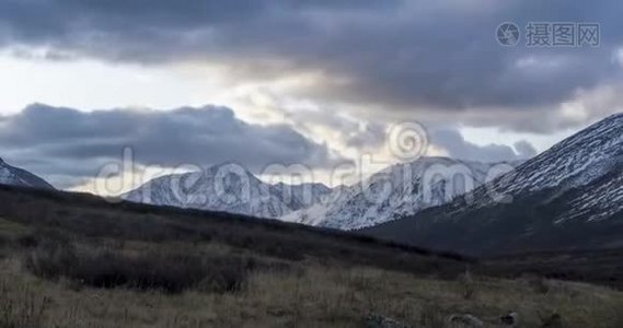 秋天山上的史诗云的时间推移。 狂野无尽的自然与暴风雪的天空。 快速移动视频