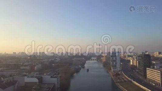 在美丽的阳光下越过柏林的狂欢河视频