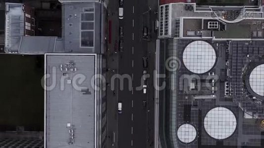 柏林米特市中心，德国，汽车交通和城市运动，美丽的俯视图视频