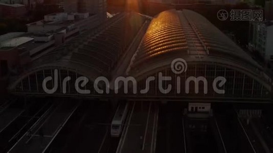 机场：在美丽的日落、阳光和视野下飞越德国柏林的奥斯特班霍夫中央火车站视频