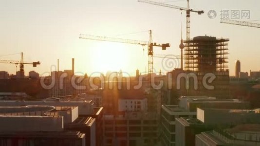 柏林：德国建筑工地，起重机上有美丽的日落、阳光和亚历山大广场电视上的景色视频