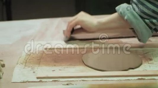 神学家的作品。 制作陶器视频