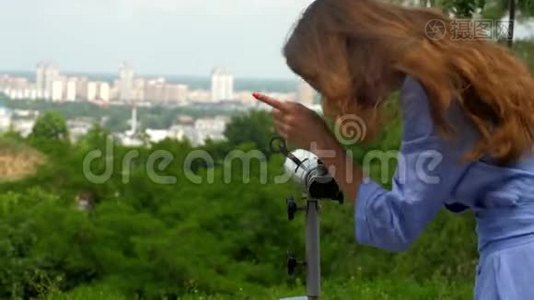 穿蓝色衣服的女人看观测望远镜视频