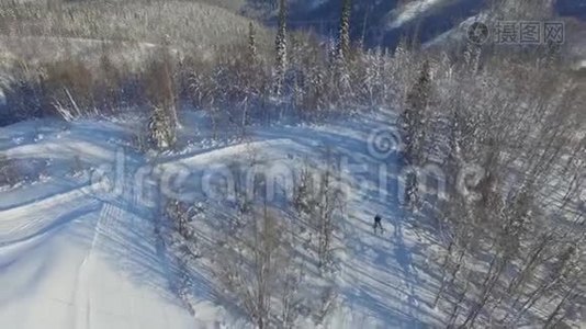 滑雪者的山路视频