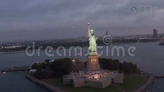 美国：在晨光中，环绕自由女神像美丽地照亮了纽约市视频
