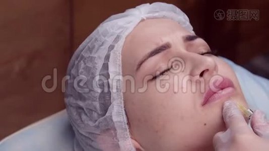 抗老化的概念。 年轻女子在美容诊所接受面部注射视频