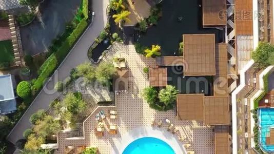 酒店庭院有棕榈和游泳池。 从上面看视频