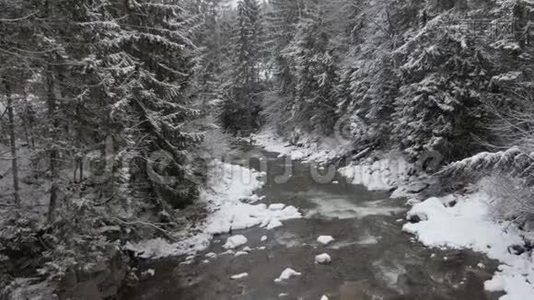 在喀尔巴阡山脉的大雪下，高速的水流在高高的十字路口之间视频
