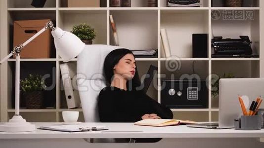办公室里的女人。 用闭着眼睛想象什么。 快睡着了。视频