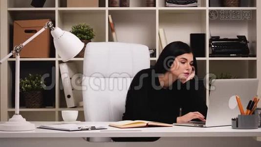 在办公室工作的女人。 很累，想睡觉，闭上眼睛。视频
