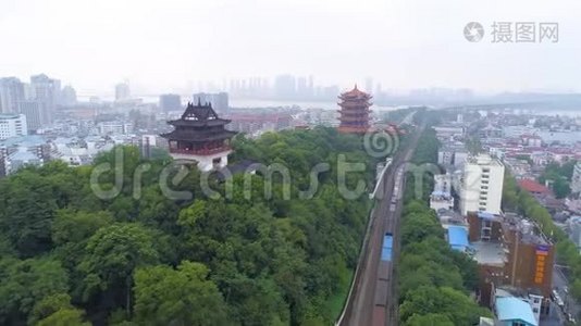 中国武汉-2017年5月2日：红门钟庙公园日黄鹤航空无人机全景视频