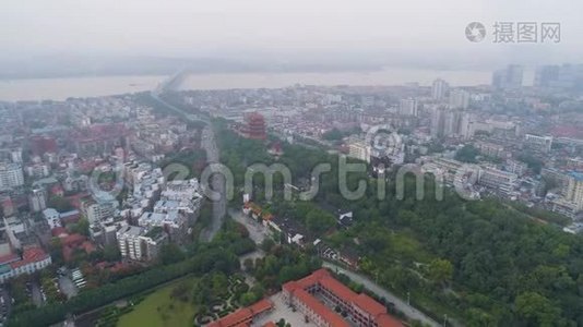 中国武汉-2017年5月2日：城市中心日私人住宅建筑的无人机空中视图视频