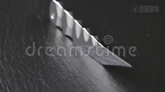 定制手工制作的日本麒麟刀在翻板板桌上。 有纹理的抛光金属表面视频