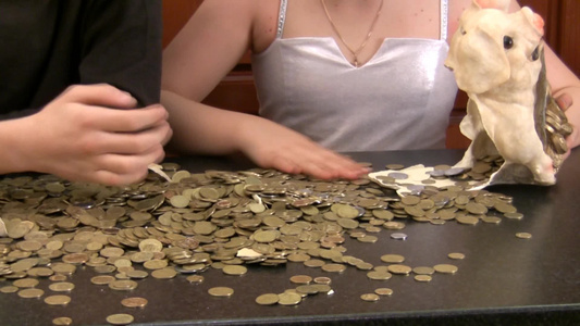 数桌子上一堆的硬币视频