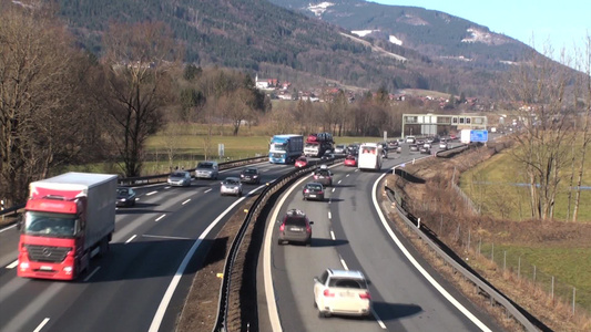 高速公路快速行驶的汽车[高等级公路]视频