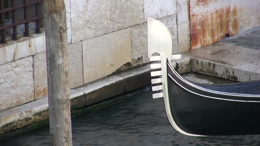 威尼斯贡多拉船在水面摇晃视频