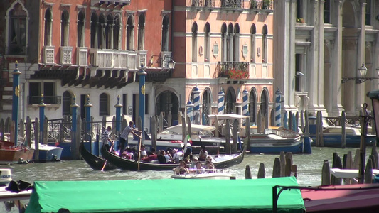 意大利威尼斯运河游行的船只视频