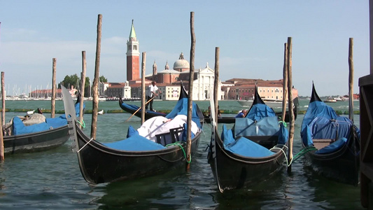 威尼斯运河漂浮的贡多拉船视频