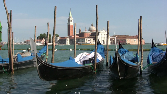 威尼斯运河在岸边停泊的船视频
