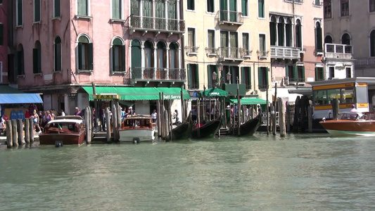 威尼斯港口停靠的船视频
