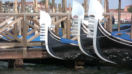 威尼斯水乡里的贡嘎船视频