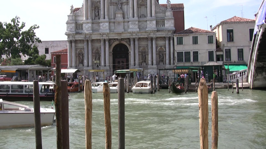 威尼斯港口的船视频