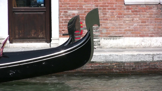 威尼斯运河上的贡多拉视频