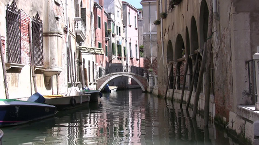 威尼斯运河上的桥视频