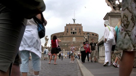 游客在罗马大教堂前前散步视频