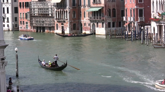 意大利威尼斯运河的船只视频