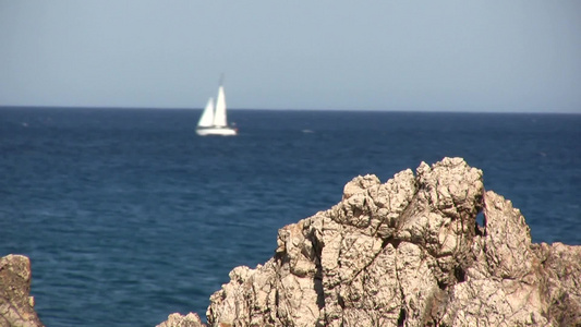 在大海上漂泊的帆船视频